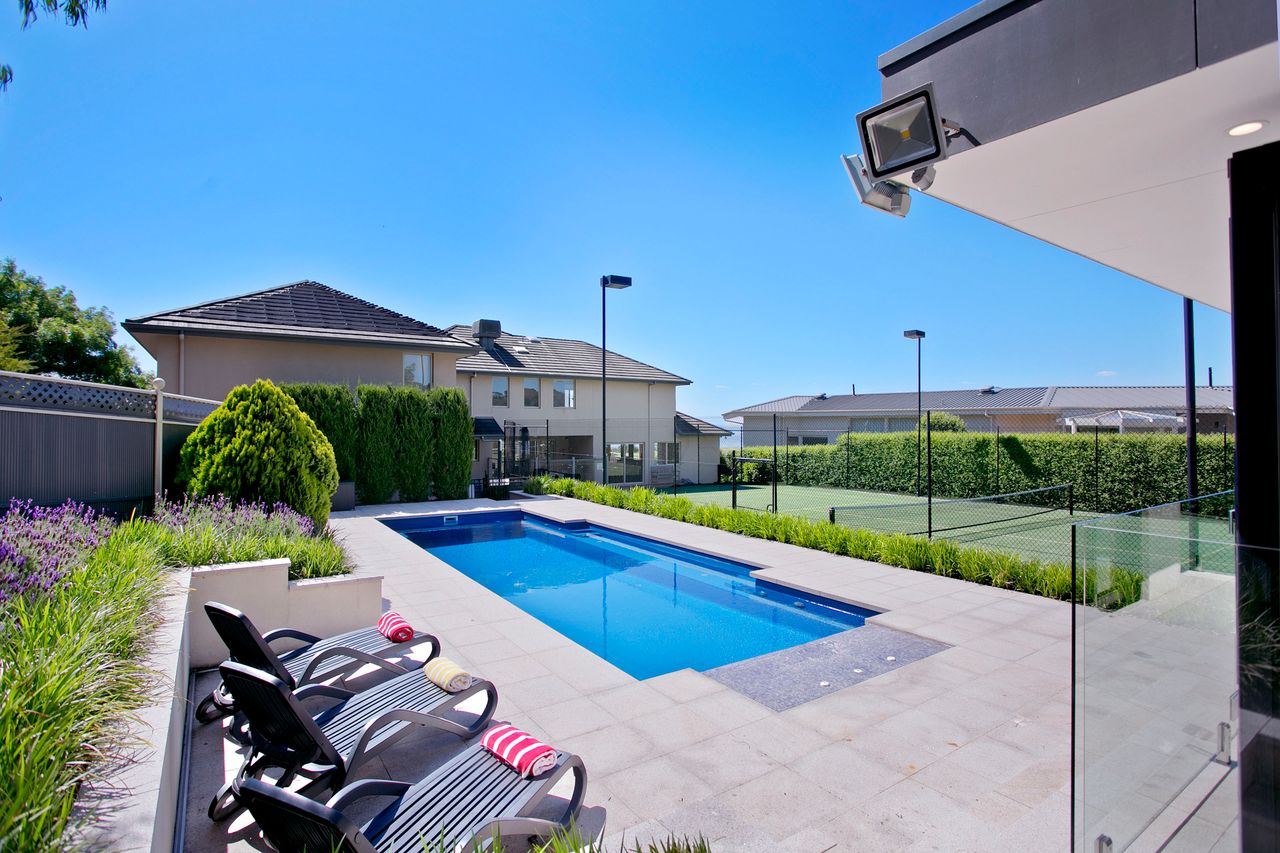 Vue de la Mer | Luxe Retreat: Tennis, Pool & Views