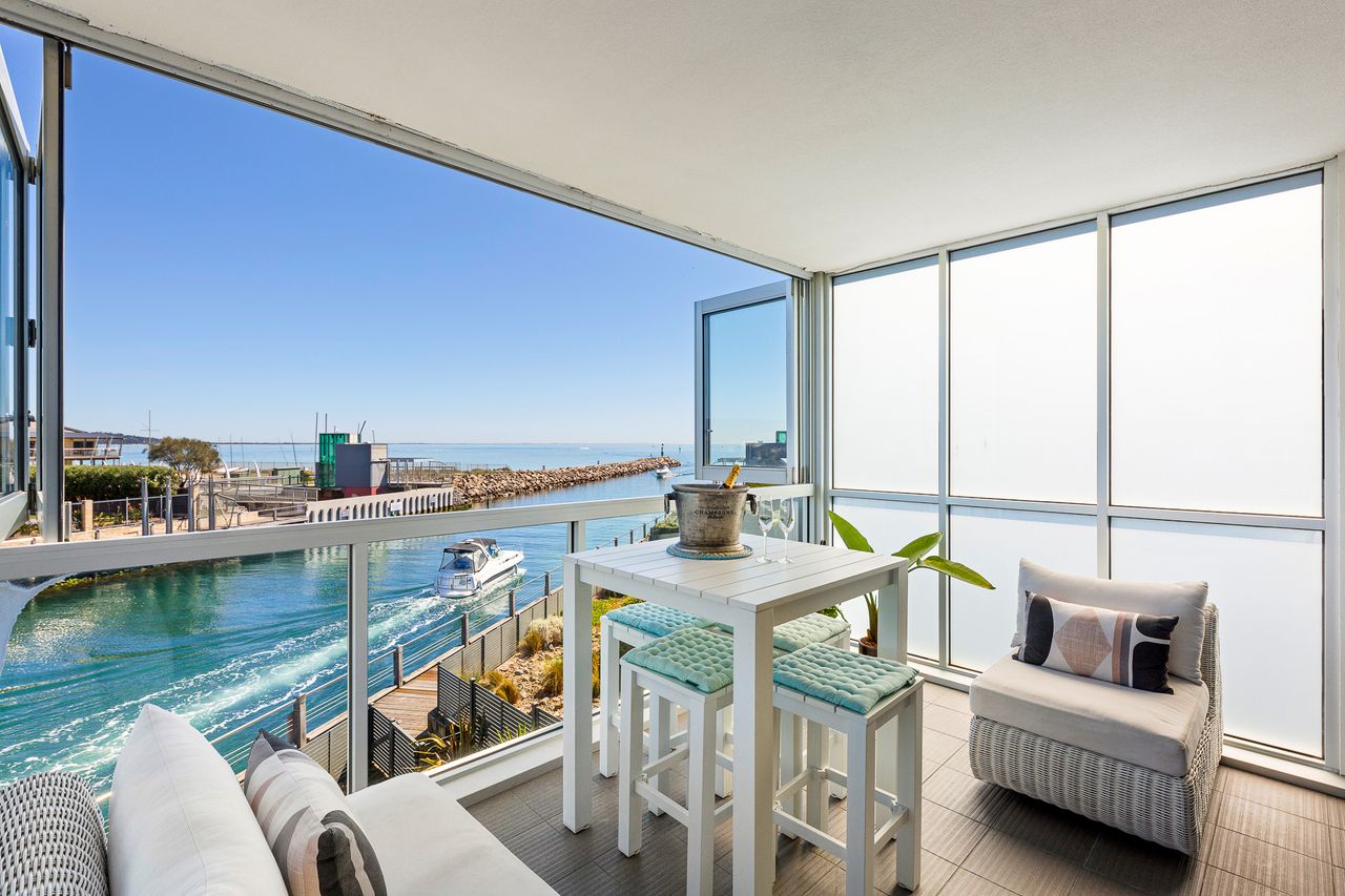 Azure Bliss | Majestic Apartment on the Water