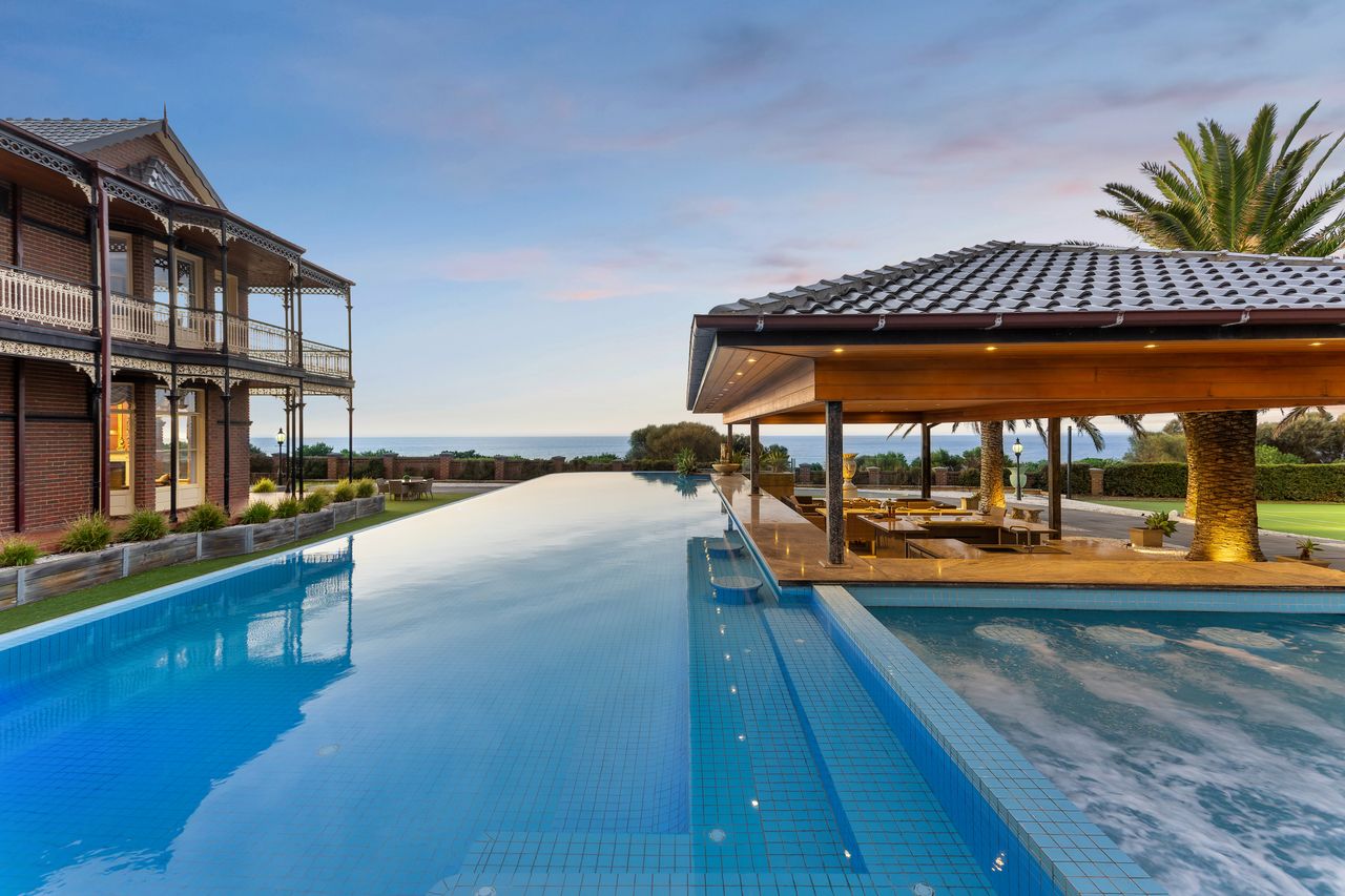 Pelican Clifftop Estate | Magistic views with pool