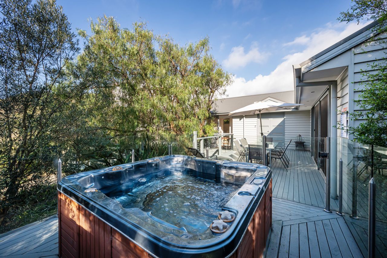 Tideways | Spa Retreat, Pet Friendly, Walk to Beach